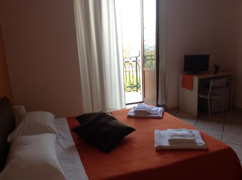 Platamone Rooms Κατάνια Δωμάτιο φωτογραφία